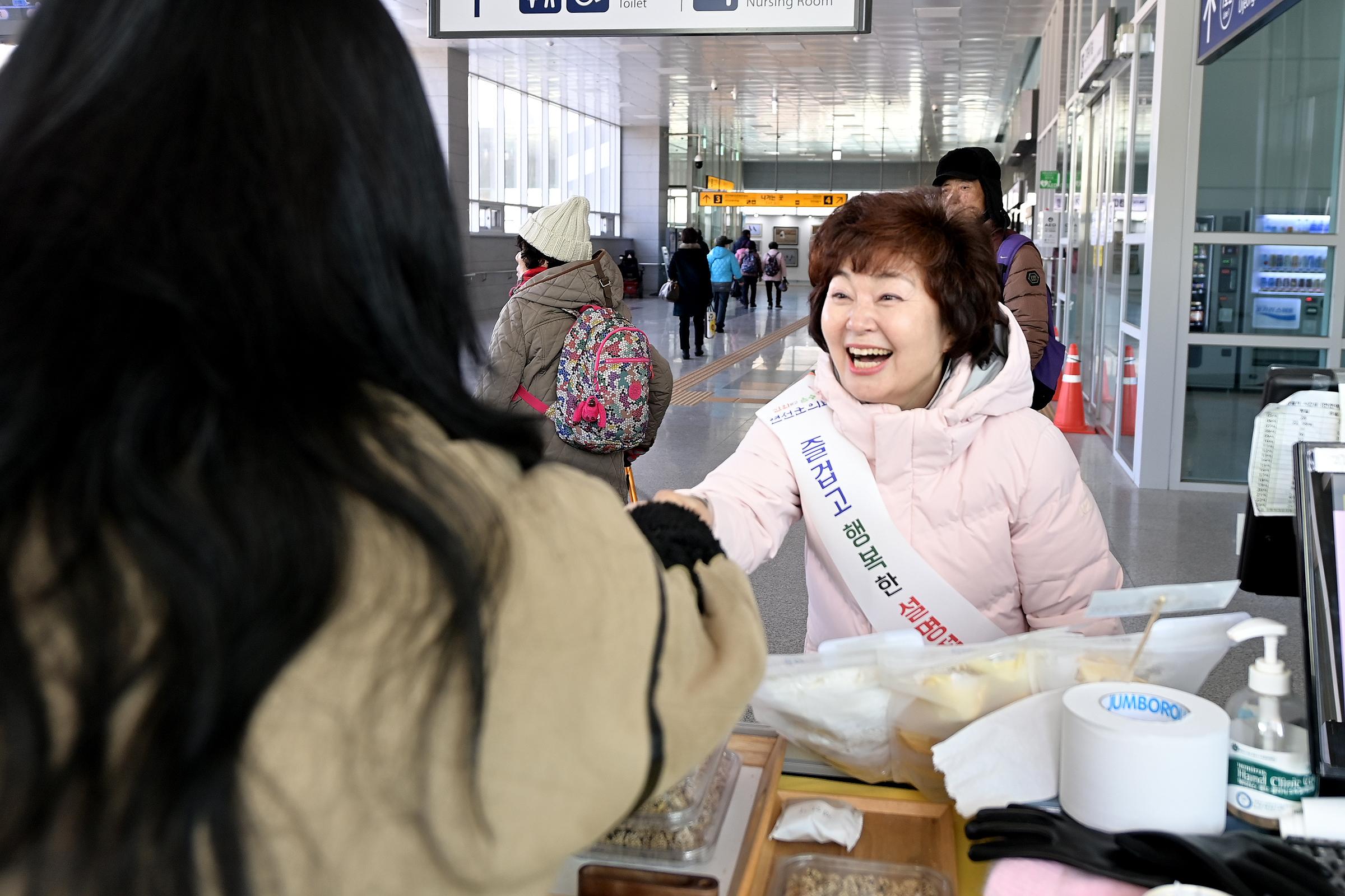 연천군의회, 설맞이 군민 찾아 위문